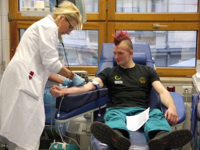 Kletterprofi und DAV-Mitglied Sebastian Halenke bei seiner ersten Blutspende. (Bilder: BSD / Andi Mayr)