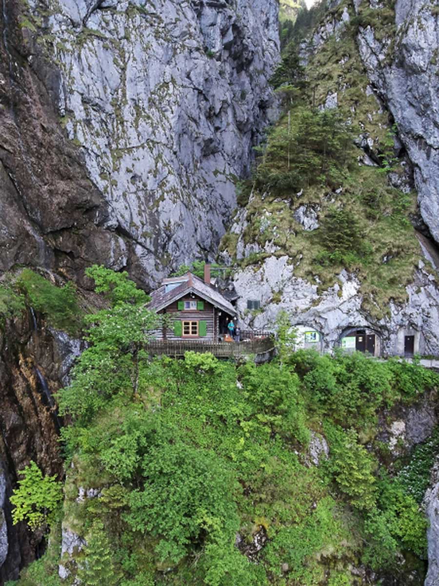 Höllentaleingangshütte am Eingang der Höllentalklamm zwischen steilen Felswänden