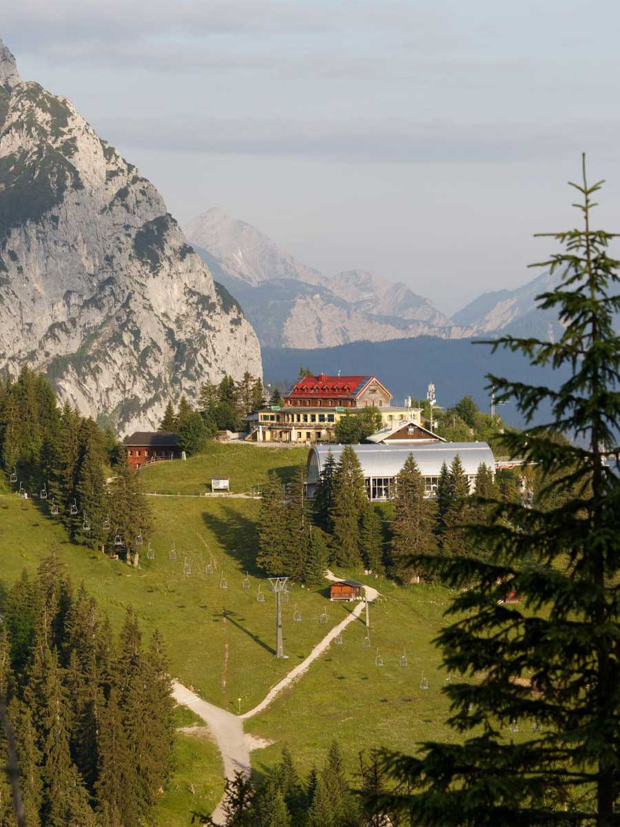 Kreuzeckhaus auf einer Almwiese mit Blick ins Wettersteingebirge