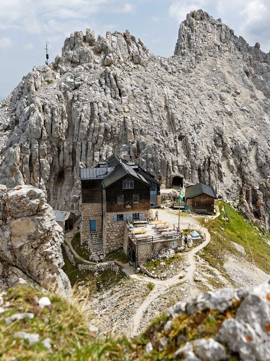 Meilerhütte am Dreitorspitzgatterl zwischen schroffen Felsgipfeln des Wettersteingebirges