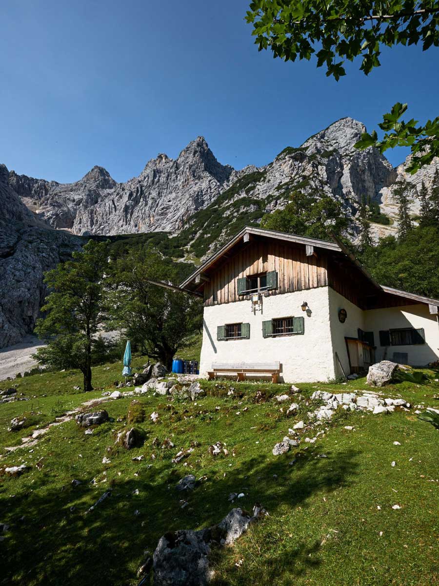 Oberreintalhütte im Oberreintal vor den Felswänden des Wettersteingebirges