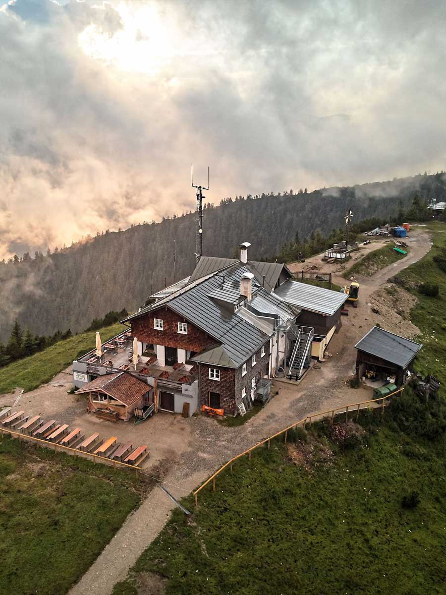 Wankhaus auf dem Gipfelplateau des Wank oberhalb von Garmisch-Partenkirchen