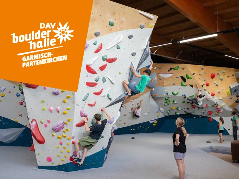 DAV Boulderhalle Garmisch-Partenkirchen: Kletterer an bunten Boulderwänden