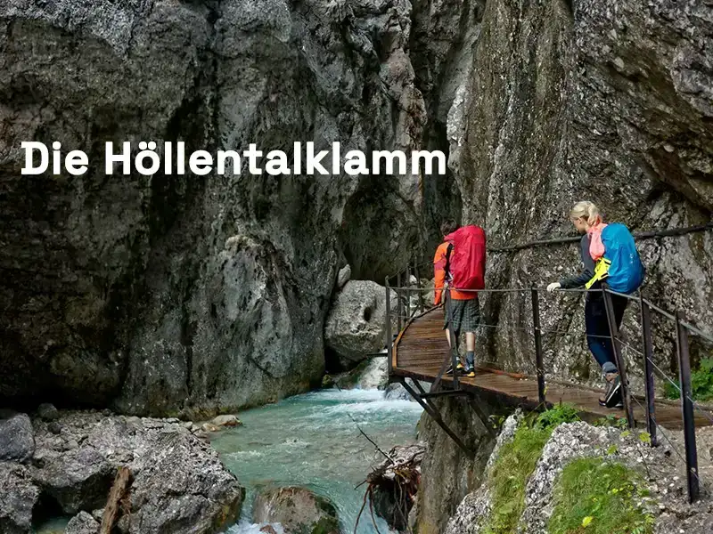 Geöffnet! Die Höllentalklamm und die Höllentaleingangshütte sind geöffnet, der Weg über das Hupfleitenjoch ist begehbar. Wanderer auf dem Steg in der Klamm.