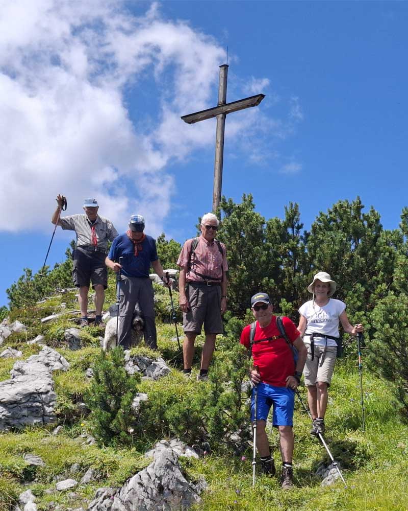 Wandergruppe am Gipfelkreuz – Gruppen der DAV Sektion Garmisch-Partenkirchen